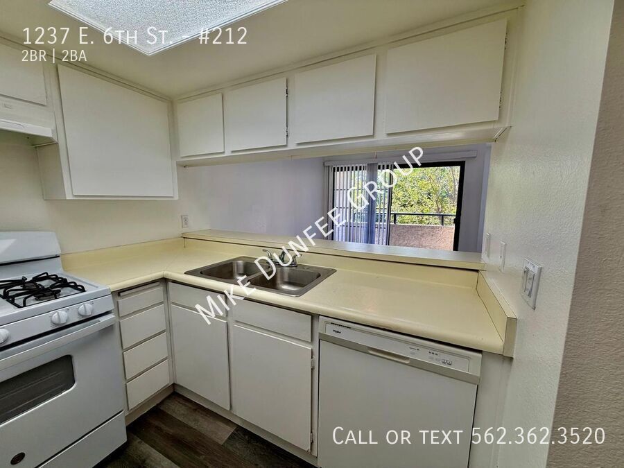 North Alamitos Beach Two Bedroom Unit in Clean Apartment Complex property image