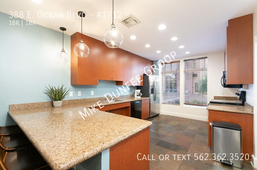 Downtown, High-Rise One Bedroom Condo at the AQUA property image