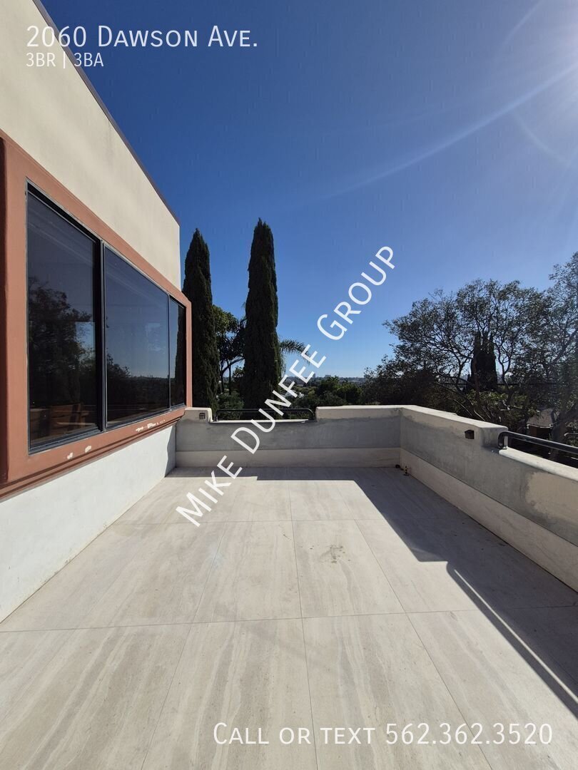 Beautiful One-Of-A-Kind Two-Story, 3-Bedroom, 3-Bath Home in Signal Hill property image